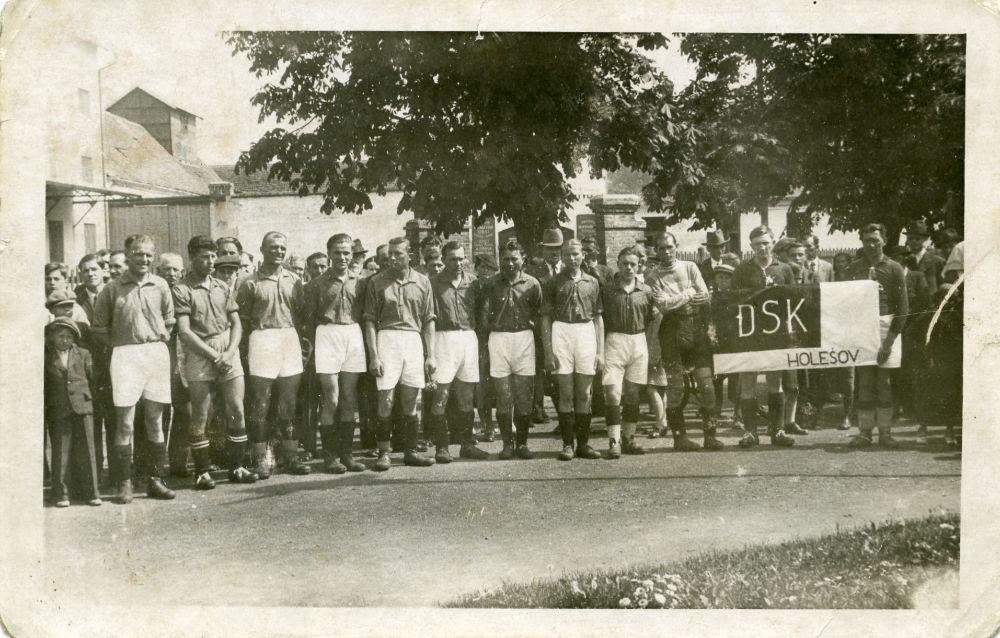 Hráči fotbalového týmu DSK Holešov na společenské fotografii z roku 1931. Státní okresní archiv Kroměříž, fond D-4, Sbírka fotografií a negativů.