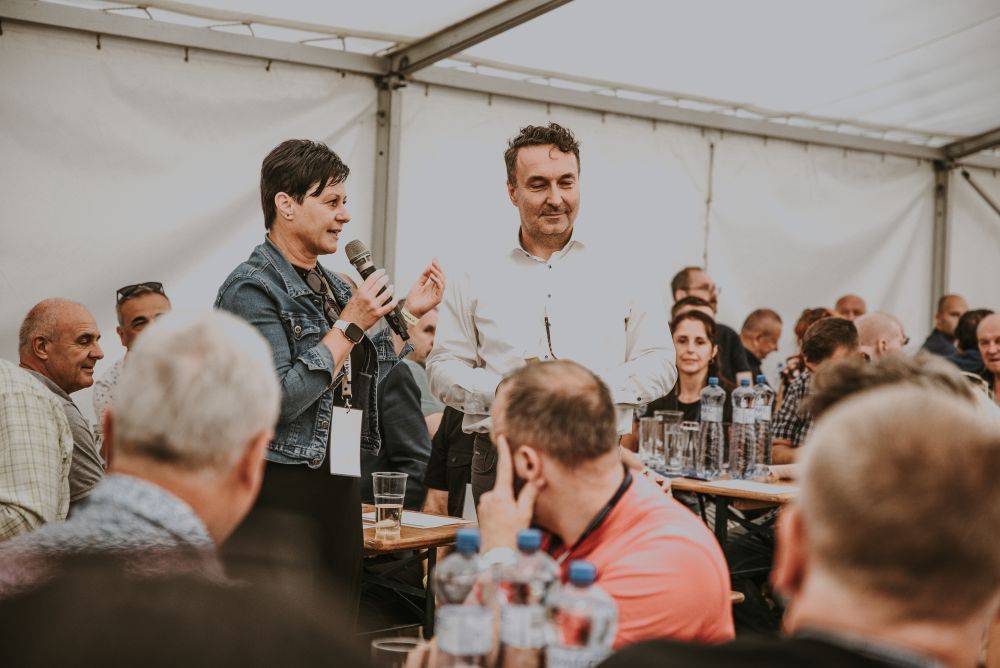 Koštem slivovice provázel hosty šéf sadů Jiří Koňařík, ředitel společnosti RUDOLF JELÍNEK Pavel Dvořáček, organizace měla na starosti Monika Poláchová.