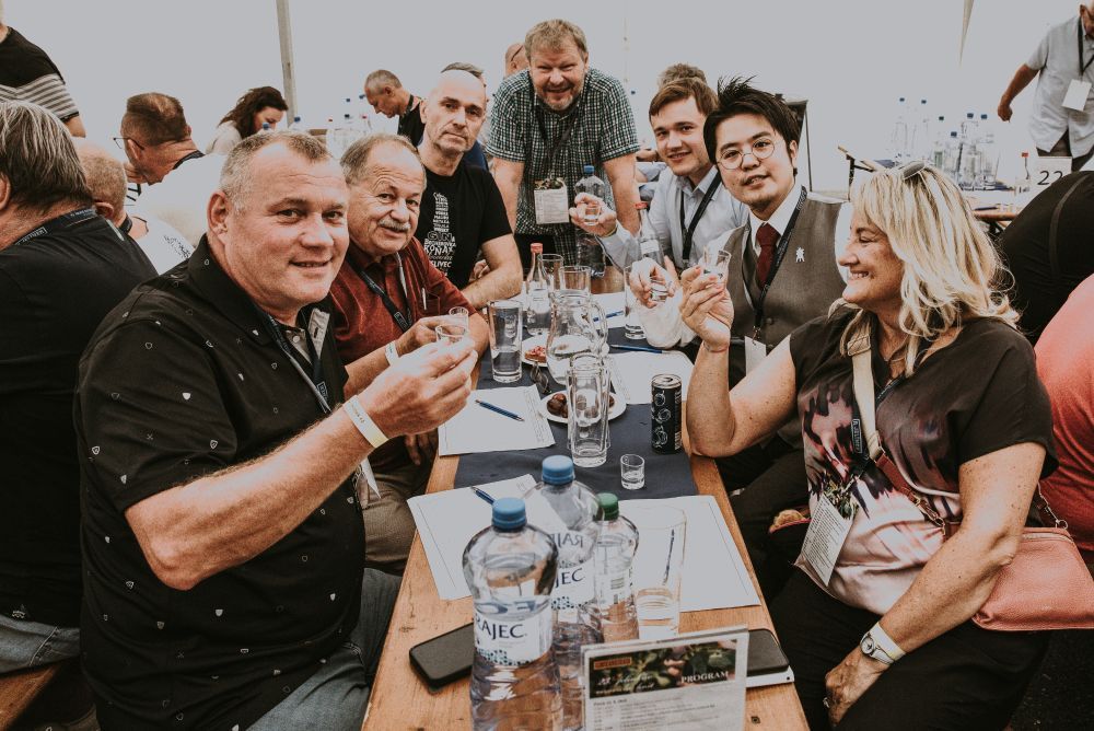 Členové spolku přátel Jelínkovy slivovice mají řadu výsad: každoroční setkání na Jelínkově vizovickém koštu slivovice a na Pravé valašské zabijačce. Mají nárok na odběr jubilejní slivovice (výroční limitované edice) a mohou si budovat soukromý archiv lahví.