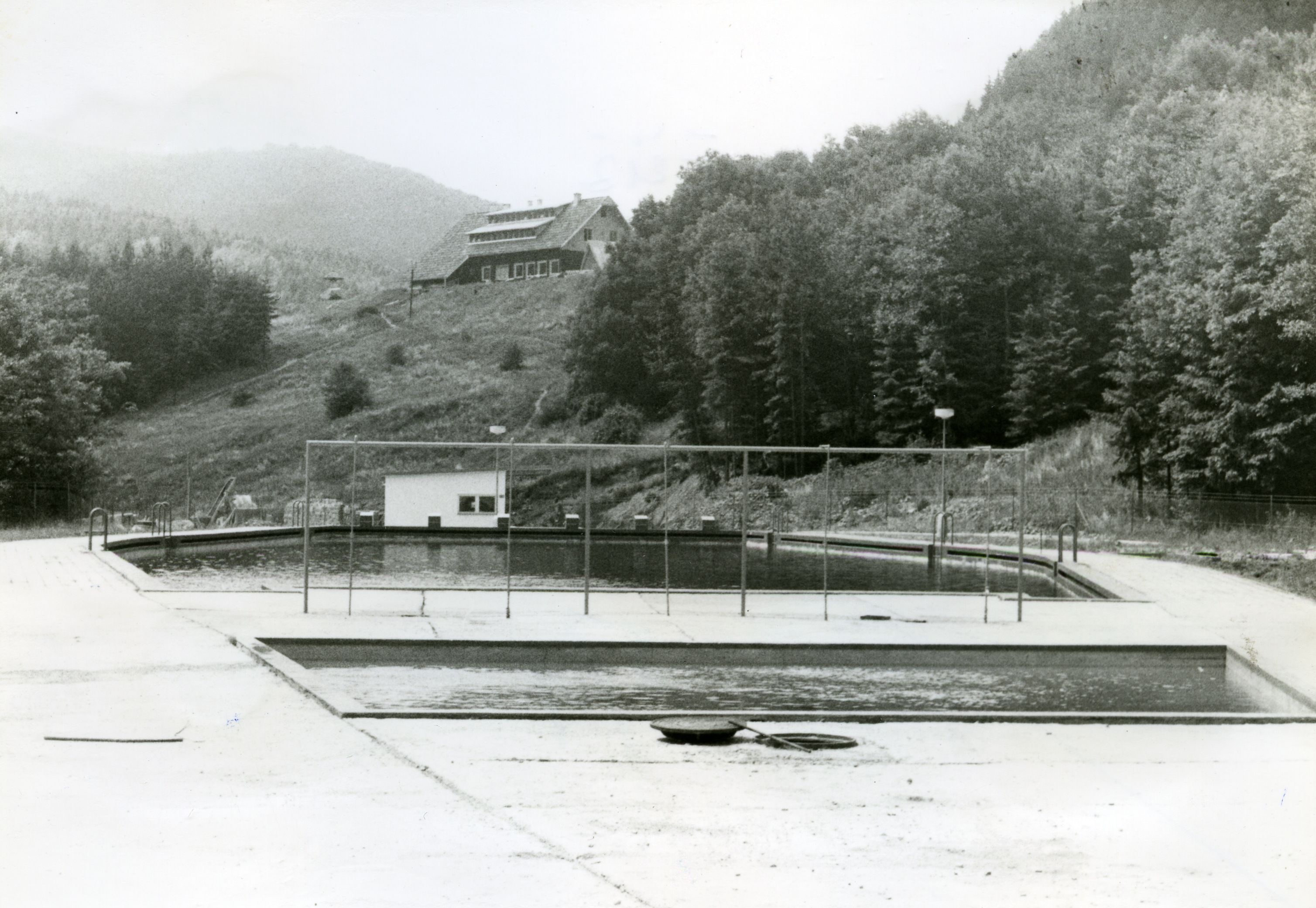 Původní rusavské koupaliště s dominantní kolibou Čecher na fotografii z roku 1978.