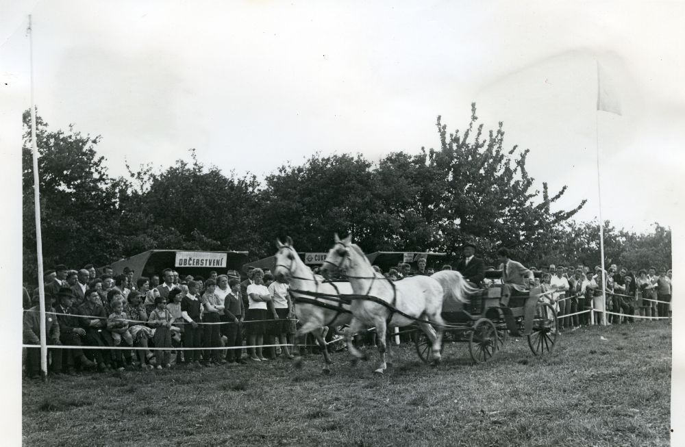 Fotografie účastníků jezdeckých závodů v Pravčicích z roku 1973. Státní okresní archiv Kroměříž, fond D-4, Sbírka fotografií a negativů.